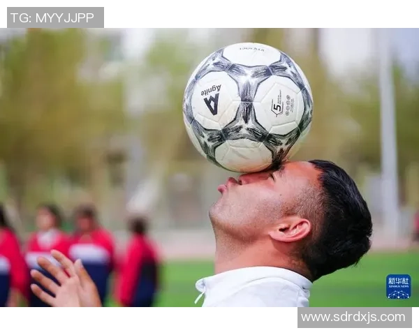 足球球星风采：精彩瞬间定格在绿茵场上的出场时刻