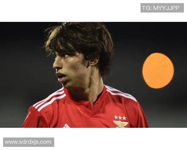 黑色足球袜球星赛场风采展现速度力量与热血激情